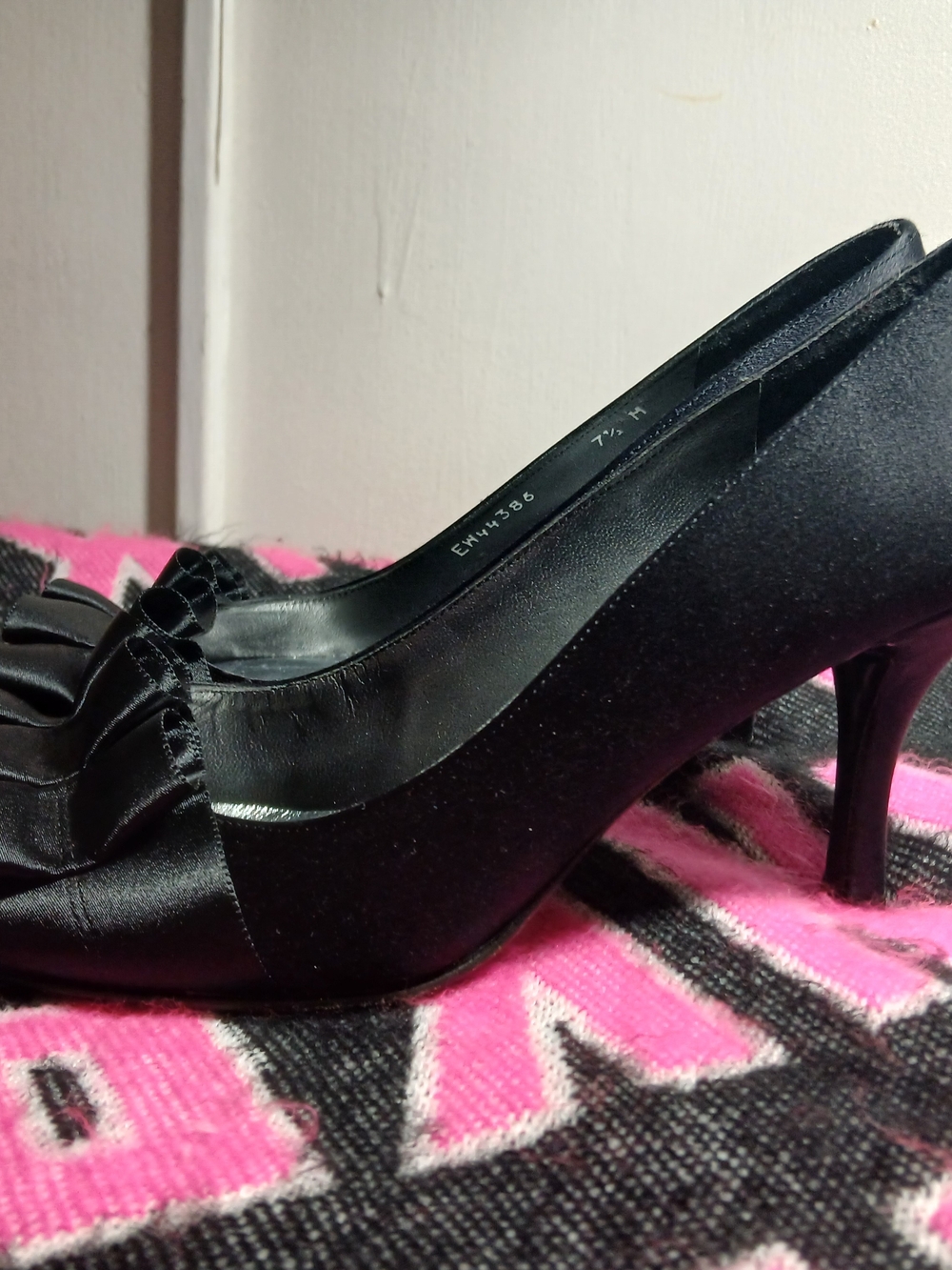 Stuart Weitzman Gigiritz Black Satin Peep-Toe Pumps Ruffle Detail 7.5 EUC! - Picture 6 of 11